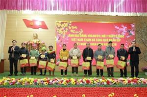 Lãnh đạo Trung ương thăm, động viên đồng bào vùng lũ, biên giới dịp Tết Bính Ngọ