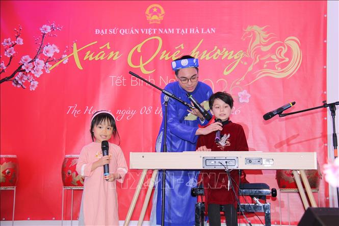 Các cháu nhỏ biểu diễn tại sự kiện. Ảnh: TTXVN phát