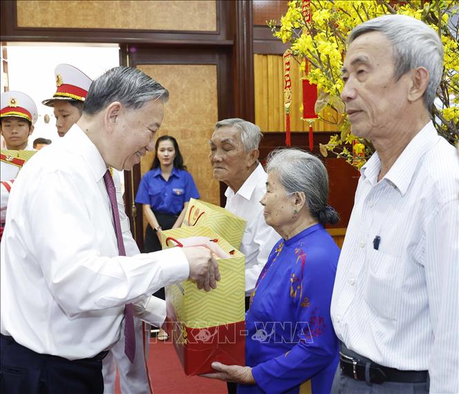 Tổng Bí thư Tô Lâm tặng quà, chúc Tết gia đình chính sách và người có công tiêu biểu. Ảnh: Thống Nhất – TTXVN