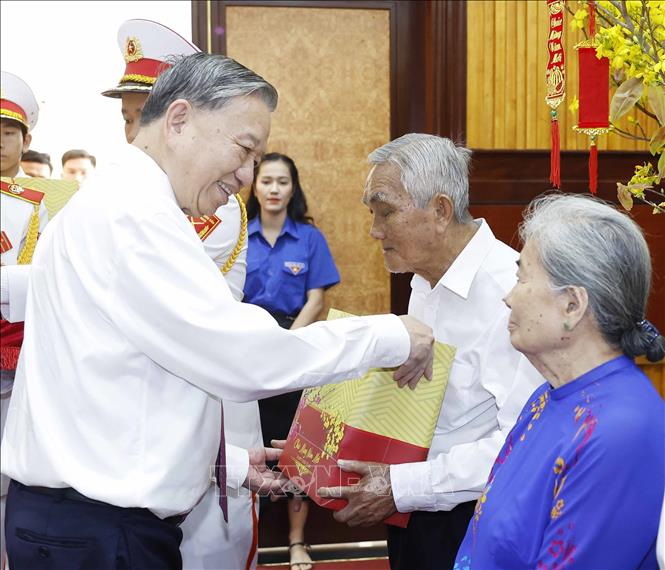 Tổng Bí thư Tô Lâm  tặng quà cho gia đình chính sách và người có công tiêu biểu. Ảnh: Thống Nhất – TTXVN