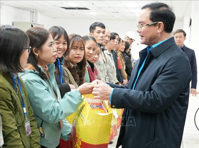 Chủ tịch Tổng LĐLĐ Việt Nam Nguyễn Đình Khang tặng quà Tết cho công nhân lao động Công ty cổ phần Phân đạm và Hóa chất Hà Bắc. Ảnh: Đồng Thúy - TTXVN