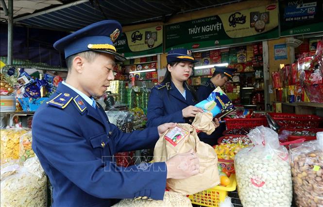 Lực lượng Quản lý thị trường kiểm tra hàng hóa ở chợ Hà Tĩnh. Ảnh: Công Tường-TTXVN