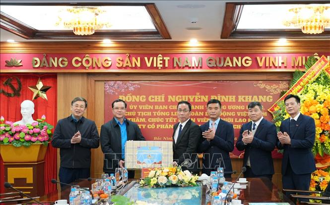 Chủ tịch Tổng Liên đoàn Lao động Việt Nam Nguyễn Đình Khang tặng quà Tết cho lãnh đạo Công ty cổ phần Phân đạm và Hóa chất Hà Bắc. Ảnh: Đồng Thúy - TTXVN