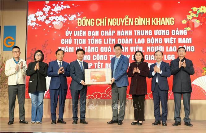 Phó Bí thư Tỉnh ủy Bắc Ninh Trần Huy Phương tặng quà Tết cho lãnh đạo Tổng công ty May Bắc Giang LGG. Ảnh: Đồng Thúy - TTXVN