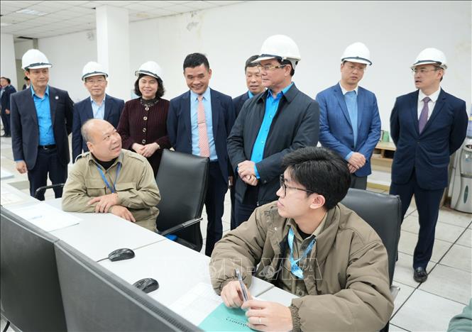 Chủ tịch Tổng LĐLĐ Việt Nam Nguyễn Đình Khang cùng đoàn công tác thăm hỏi, động viên công nhân lao động Công ty cổ phần Phân đạm và Hóa chất Hà Bắc. Ảnh: Đồng Thúy - TTXVN