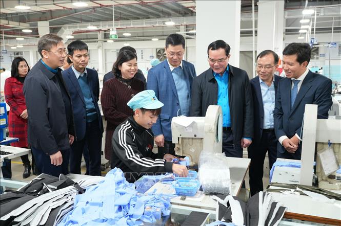 Chủ tịch Tổng LĐLĐ Việt Nam Nguyễn Đình Khang cùng đoàn công tác thăm hỏi, động viên công nhân lao động Tổng công ty May Bắc Giang LGG. Ảnh: Đồng Thúy - TTXVN