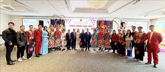 Đại sứ Nguyễn Văn Thảo và phu nhân cùng các nghệ sĩ Đoàn nghệ thuật Thành phố Hồ Chí Minh chụp ảnh lưu niệm. Ảnh : Hương Giang - PV TTXVN tại Bỉ