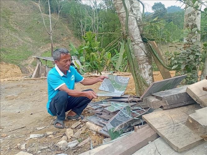 Anh Vi Văn Hải, xã Bát Mọt bị ảnh hưởng thiên tai, đã dựng lại được nhà  để ở, và phát triển kinh tế để đón Tết. Ảnh: Nguyễn Nam-TTXVN