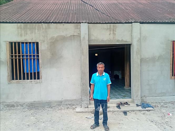 Anh Vi Văn Hải, xã Bát Mọt bị ảnh hưởng thiên tai, đã dựng lại được nhà  để ở, và phát triển kinh tế để đón Tết. Ảnh: Nguyễn Nam-TTXVN
