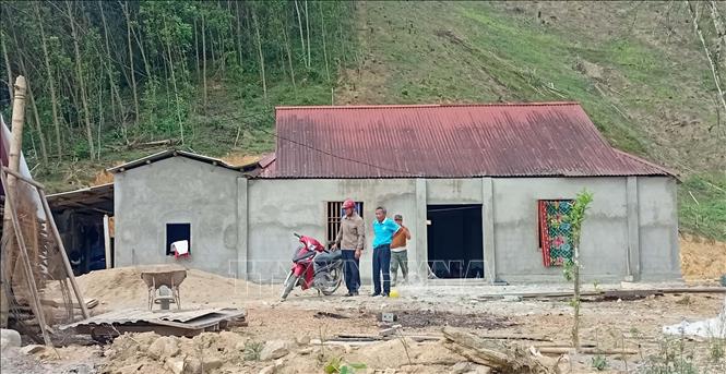 Anh Vi Văn Hải, xã Bát Mọt bị ảnh hưởng thiên tai, đã dựng lại được nhà  để ở, và phát triển kinh tế để đón Tết. Ảnh: Nguyễn Nam-TTXVN