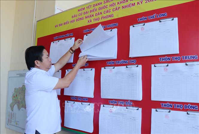 Ủy ban nhân dân xã Thọ Phong, tỉnh Quảng Ngãi niêm yết số lượng cử tri tại Ủy ban nhân dân xã. Ảnh: Phạm Cường-TTXVN