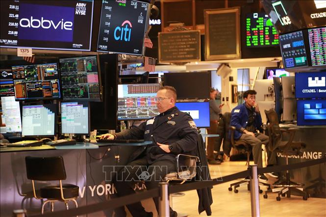 Giao dịch viên tại sàn chứng khoán New York, Mỹ. Ảnh: THX/TTXVN