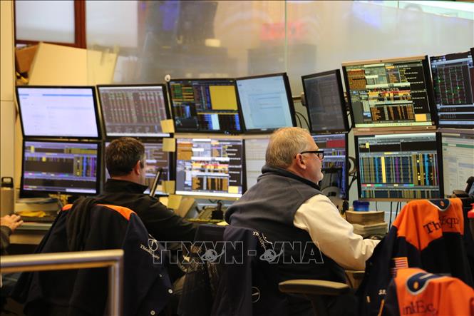 Giao dịch viên tại sàn chứng khoán New York, Mỹ. Ảnh: THX/TTXVN