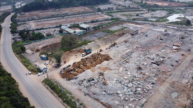 Máy móc dọn dẹp mặt bằng tại Khu công nghiệp Biên Hòa 1. Ảnh: Công Phong - TTXVN