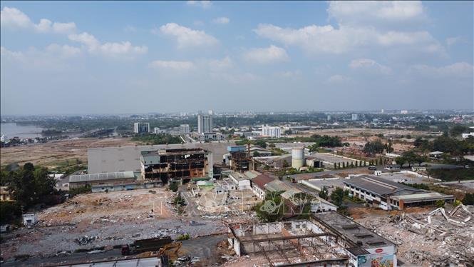 Doanh nghiệp tại Khu công nghiệp Biên Hòa 1 đã và đang tháo dỡ nhà xưởng. Ảnh: Công Phong - TTXVN