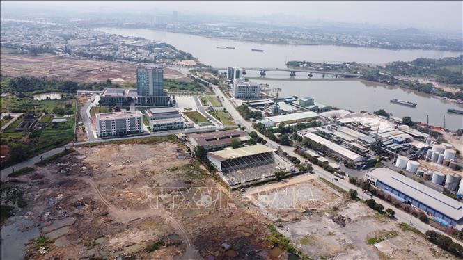 Khu công nghiệp Biên Hòa 1 tiếp giáp sông Đồng Nai. Ảnh: Công Phong - TTXVN