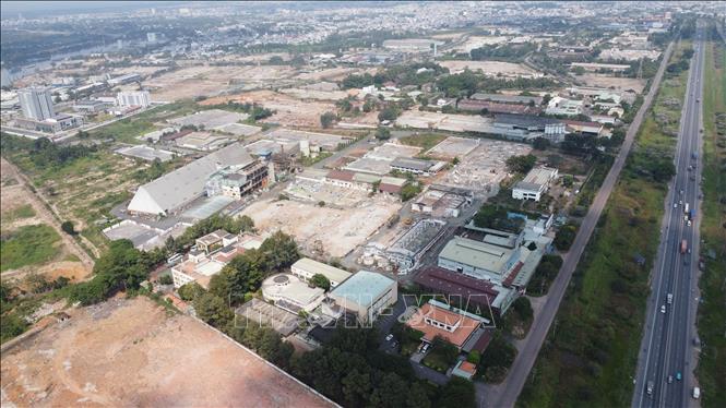 Khu công nghiệp Biên Hòa 1 tiếp giáp Quốc lộ 1A. Ảnh: Công Phong - TTXVN