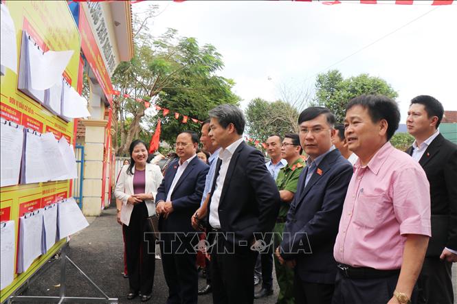 Đoàn công tác của Ủy ban Thường vụ Quốc hội kiểm tra công tác chuẩn bị bầu cử tại xã An Phú. Ảnh: Phạm Cường-TTXVN