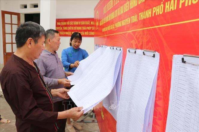 Nhiều ngày qua, nhà văn hóa tổ dân phố Chín Thượng, phường Nguyễn Trãi thường xuyên có người dân lui tới để xem danh sách cử tri được niêm yết ở đây. Ảnh: Mạnh Minh – TTXVN



