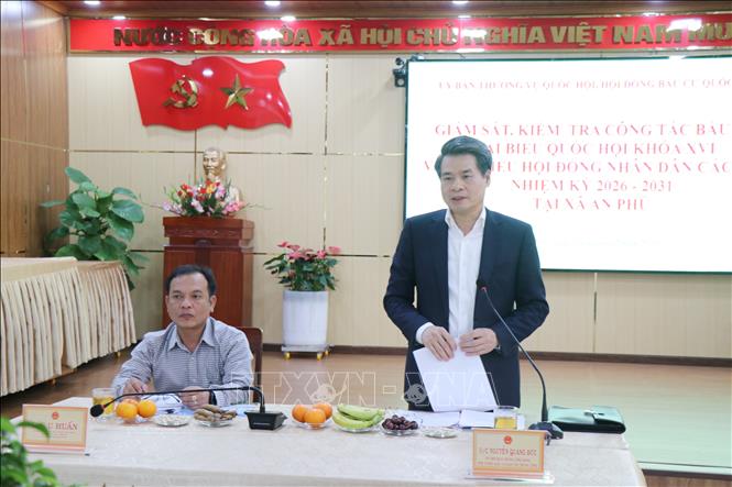 Đoàn công tác của Ủy ban Thường vụ Quốc hội kiểm tra công tác chuẩn bị bầu cử tại xã An Phú. Ảnh: Phạm Cường-TTXVN