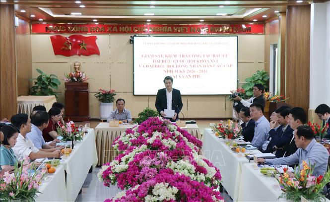 Đoàn công tác của Ủy ban Thường vụ Quốc hội kiểm tra công tác chuẩn bị bầu cử tại xã An Phú. Ảnh: Phạm Cường-TTXVN