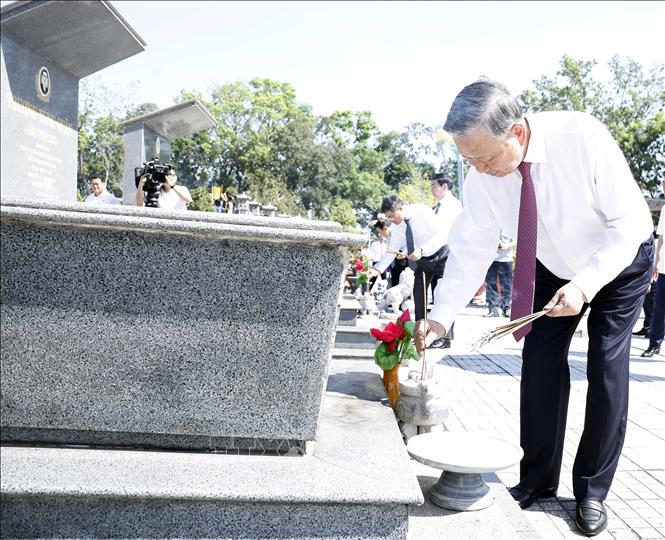 Party General Secretary To Lam lays wreaths and offers incense at Tra Vo Martyrs’ Cemetery in the southern province of Tay Ninh on February 9. VNA Photo: Thống Nhất