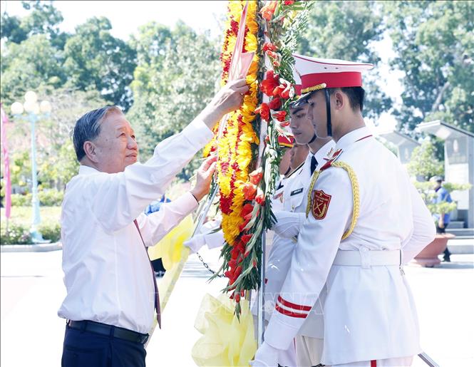 Party General Secretary To Lam lays wreaths and offers incense at Tra Vo Martyrs’ Cemetery in the southern province of Tay Ninh on February 9. VNA Photo: Thống Nhất