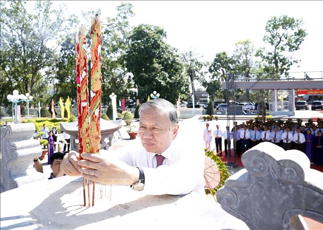 Party General Secretary To Lam lays wreaths and offers incense at Tra Vo Martyrs’ Cemetery in the southern province of Tay Ninh on February 9. VNA Photo: Thống Nhất
