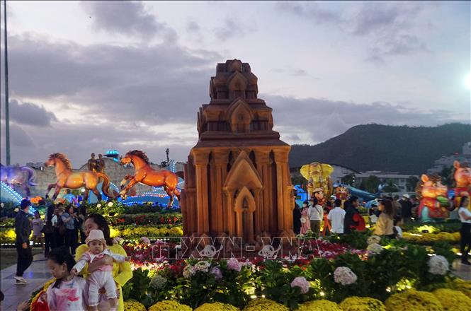 Các hình tượng xung quanh cụm linh vật. Ảnh: Trịnh Bang Nhiệm - TTXVN