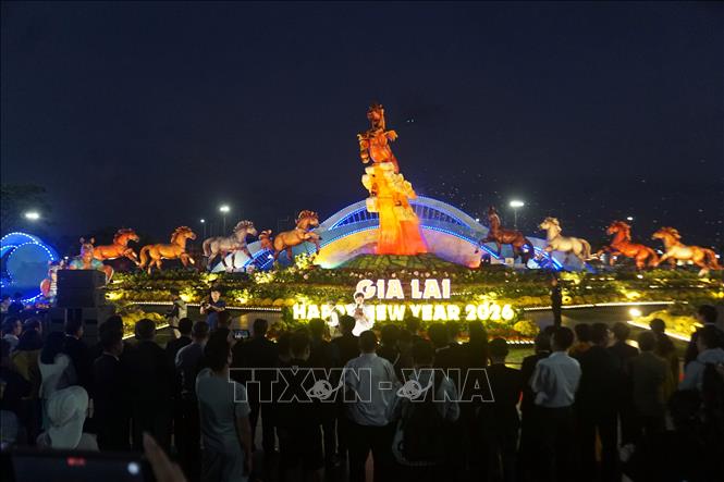 Lễ khánh thành cụm linh vật. Ảnh: Trịnh Bang Nhiệm - TTXVN