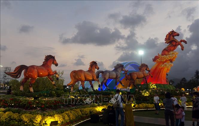 Hình tượng bát mã đang chuyển động được chia đều 2 bên ngựa chính cụm linh vật. Ảnh: Trịnh Bang Nhiệm - TTXVN