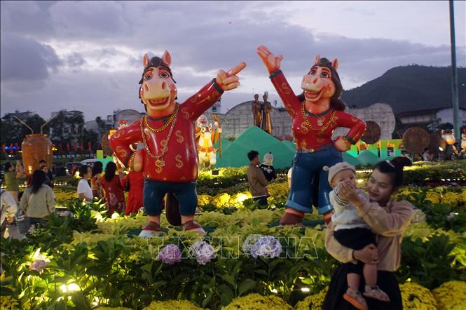 Các hình tượng xung quanh cụm linh vật. Ảnh: Trịnh Bang Nhiệm - TTXVN