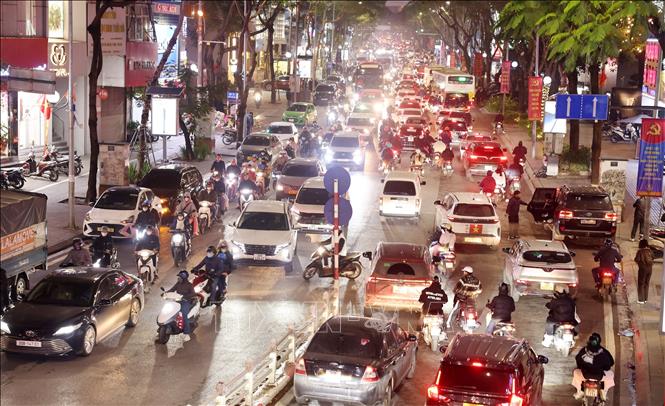 Các phương tiện di chuyển khó khăn cả hai chiều trên phố Thái Hà, tối 9/2. Ảnh: Quốc Khánh - TTXVN