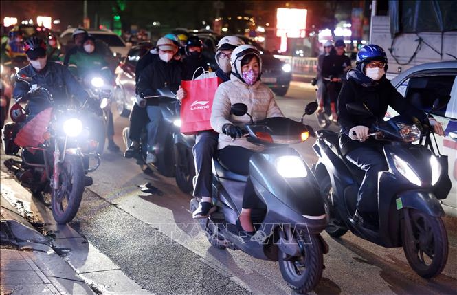 Người dân đi mua sắm dịp Tết mệt mỏi trên những tuyến đường ùn tắc. Ảnh: Quốc Khánh - TTXVN