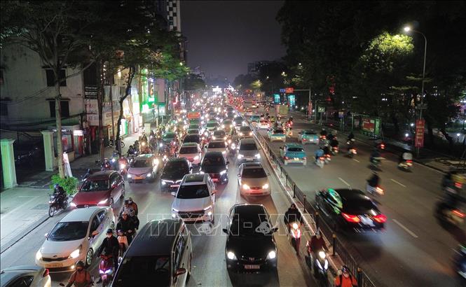 Phố Tây Sơn ùn tắc kéo dài ngay từ cuối giờ chiều 9/2, đến 21h tối vẫn chưa có dấu hiệu giảm. Ảnh: Quốc Khánh - TTXVN