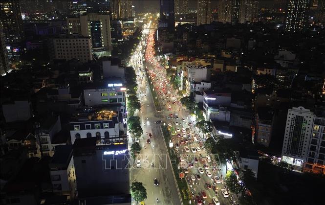 Phố Trần Duy Hưng mỗi lúc một đông phương tiện cho dù đã là gần 21 giờ. Ảnh: Quốc Khánh - TTXVN