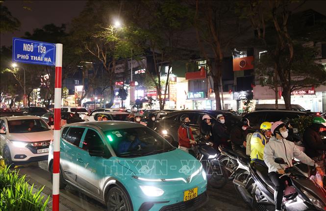 Khung cảnh hỗn loạn giữa xe máy và ô tô trên phố Thái Hà, tối 9/2, các phương tiện di chuyển rất khó khăn. Ảnh: Quốc Khánh - TTXVN