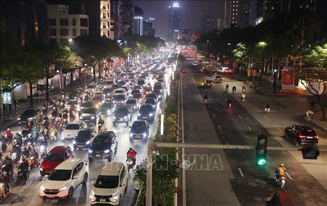 Đến 20h50 phút ngày 9/2, trên phố Trần Duy Hưng các phương tiện di chuyển vẫn rất khó khăn. Ảnh: Quốc Khánh - TTXVN