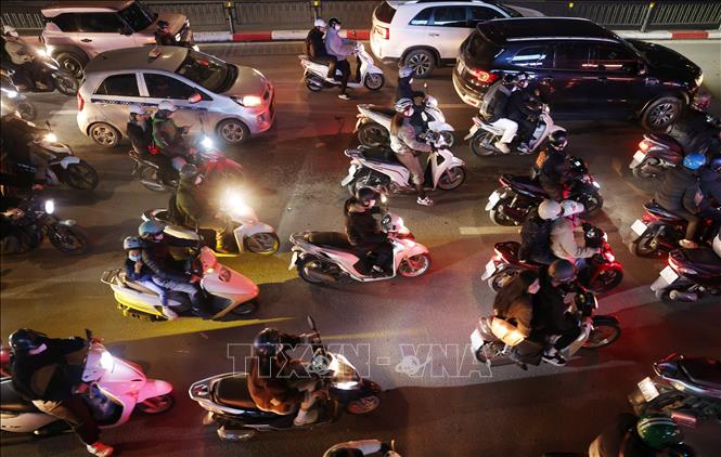 Cho dù thời tiết những ngày giáp Tết khá lạnh nhưng vẫn có nhiều người dân ra đường để mua sắm Tết. Ảnh: Quốc Khánh - TTXVN