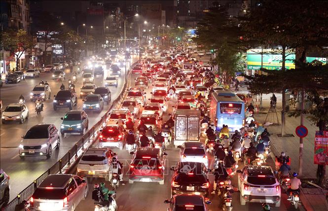 Những ngày cận Tết, các phương tiện di chuyển trên các tuyến đường chính của Hà Nội gặp rất nhiều khó khăn. Ảnh: Quốc Khánh - TTXVN