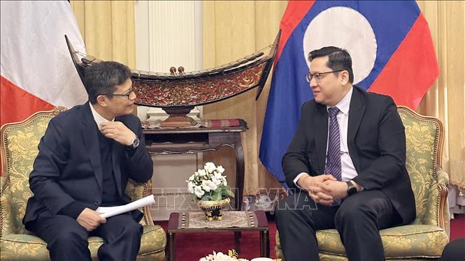 Đại sứ đặc mệnh toàn quyền Việt Nam tại Cộng hòa Pháp Trịnh Đức Hải (trái) và Đại sứ Lào Kalamoungkhoune Souphanouvong trao đổi về tình hình hai nước và thống nhất phương hướng hợp tác giữa hai cơ quan đại diện ngoại giao Việt Nam và Lào tại Paris. Ảnh: TTXVN phát