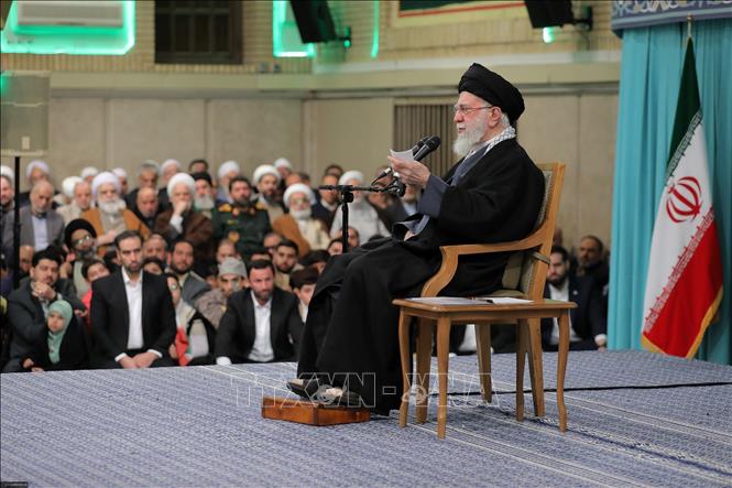 Lãnh tụ tối cao Ali Khamenei kêu gọi người dân đoàn kết trước thềm kỷ niệm 47 năm Cách mạng Hồi giáo 1979, trong bối cảnh căng thẳng với Mỹ gia tăng. Trong bài phát biểu trên truyền hình, ông nhấn mạnh sức mạnh quốc gia đến từ “ý chí và sự kiên định” hơn là vũ khí, đồng thời cho rằng các cuộc tuần hành thường niên sẽ thể hiện quyết tâm chống lại sự can thiệp từ bên ngoài. Ảnh: THX/TTXVN