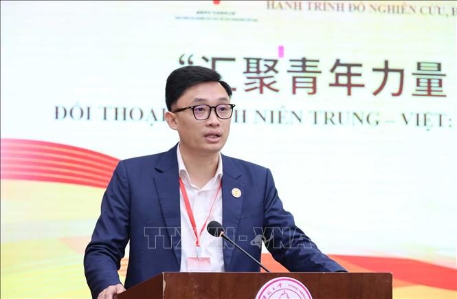 Hoang Quoc Viet, Secretary of the Ho Chi Minh Communist Youth Union of Quang Ninh’s Tax Department speaks at the forum. VNA Photo: Công Tuyên