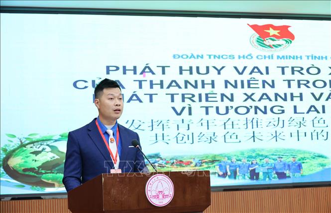 La Van Dung, a young entrepreneur from Cao Bang speaks at the forum. VNA Photo: Công Tuyên