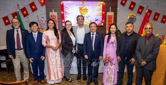 Đại sứ cùng bạn bè đối tác và Lãnh sự danh dự Việt Nam tại bang Rio de Janeiro. Ảnh: Đại sứ quán Việt Nam tại Brazil cung cấp