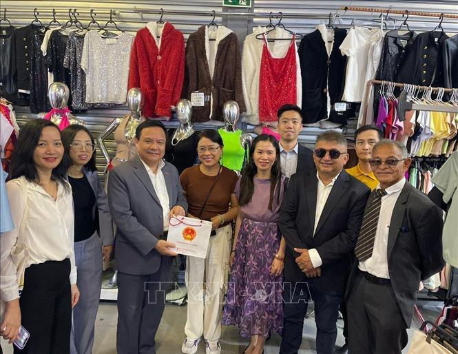 Thăm bà con tiểu thương tại chợ Ferinha Madrugada Brás, thành phố São Paulo, Brazil. Ảnh: Đại sứ quán Việt Nam tại Brazil cung cấp