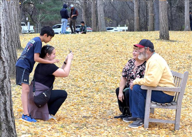 Một gia đình chụp ảnh kỷ niệm tại bang Virginia. Ảnh: Ngọc Quang, PV TTXVN tại Mỹ