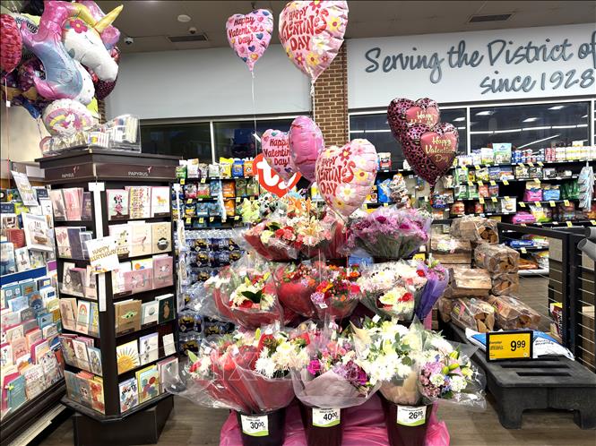 Khu vực bán hoa và bưu thiếp Valentine tại một siêu thị ở thủ đô Washington DC. Ảnh: Ngọc Quang, PV TTXVN tại Mỹ Ảnh: Ngọc Quang, PV TTXVN tại Mỹ