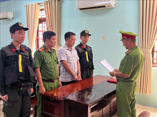 Cơ quan Cảnh sát điều tra Công an tỉnh An Giang tống đạt các quyết định khởi tố vụ án, khởi tố bị can đối với Tô Hoàng Dũ. Ảnh: TTXVN phát