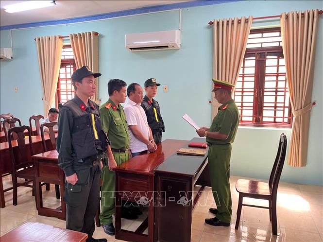 Cơ quan Cảnh sát điều tra Công an tỉnh An Giang tống đạt các quyết định khởi tố vụ án, khởi tố bị can đối với Ngô Hữu Chuẩn. Ảnh: TTXVN phát